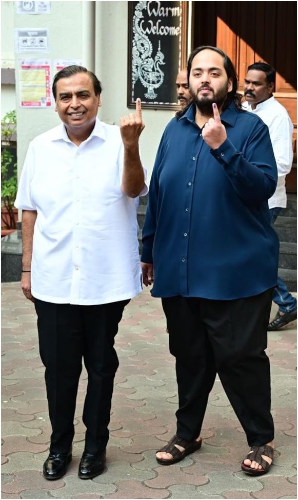 अंबानी परिवार में मुकेश अंबानी, उनके दोनों बेटे आकाश और अनंत, बहू श्लोका के साथ सुबह करीब साढ़े तीन बजे वोट डालने के लिए साउथ मुंबई के मतदान केंद्र पर पहुंचे.