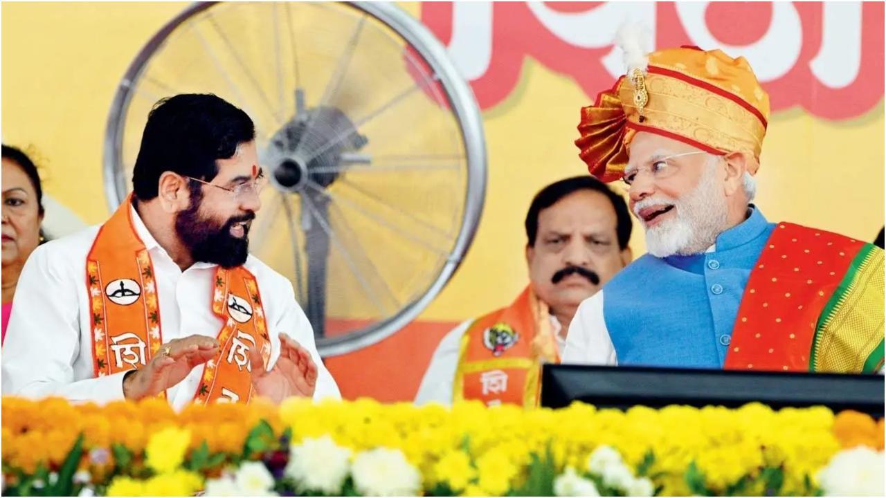प्रधानमंत्री नरेंद्र मोदी ने मुख्यमंत्री एकनाथ शिंदे के साथ कुछ हल्के पल साझा किए. तस्वीर/राणे आशीष