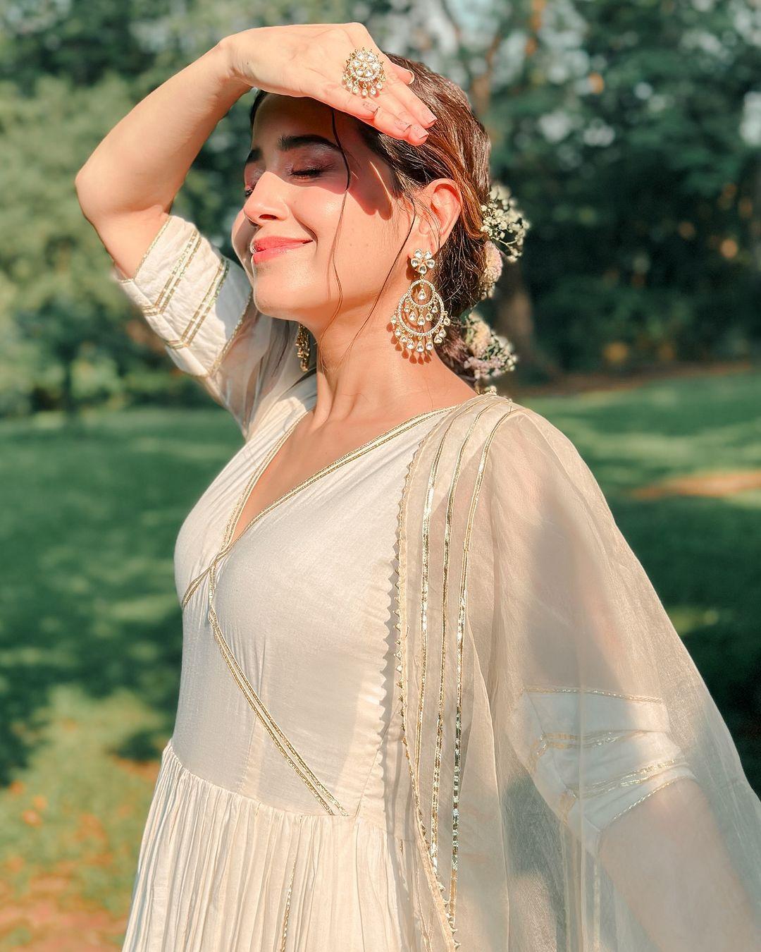 श्वेता की यह पोस्ट उनके ट्रेडिशनल लुक की खूबसूरती और उनके व्यक्तित्व की सादगी को बखूबी प्रदर्शित करती है.