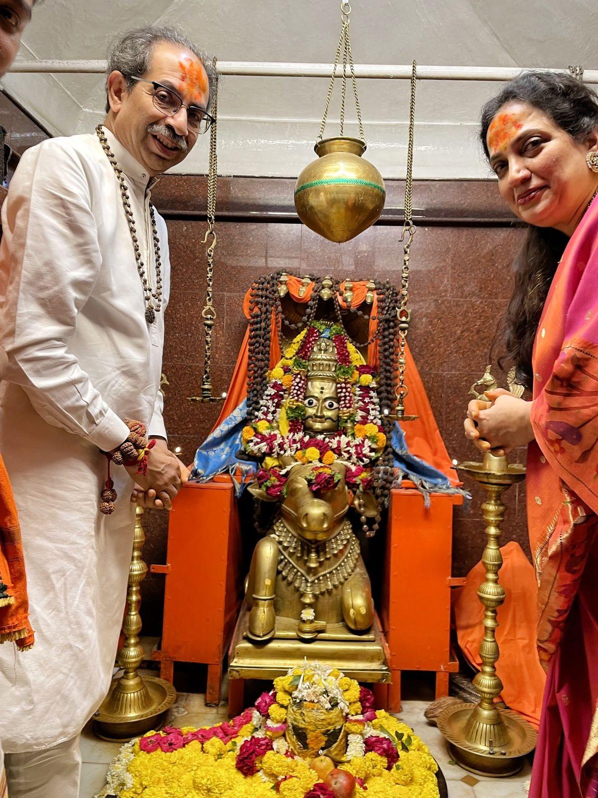 शिवसेना (UBT) का चुनावी प्रचार मुख्यतः किसान, युवाओं और महिलाओं के मुद्दों पर केंद्रित रहा. उद्धव ठाकरे ने अपने हर भाषण में जनता के मुद्दों को प्राथमिकता देने की बात की और महाराष्ट्र की संस्कृति और अस्मिता के संरक्षण का वादा किया.