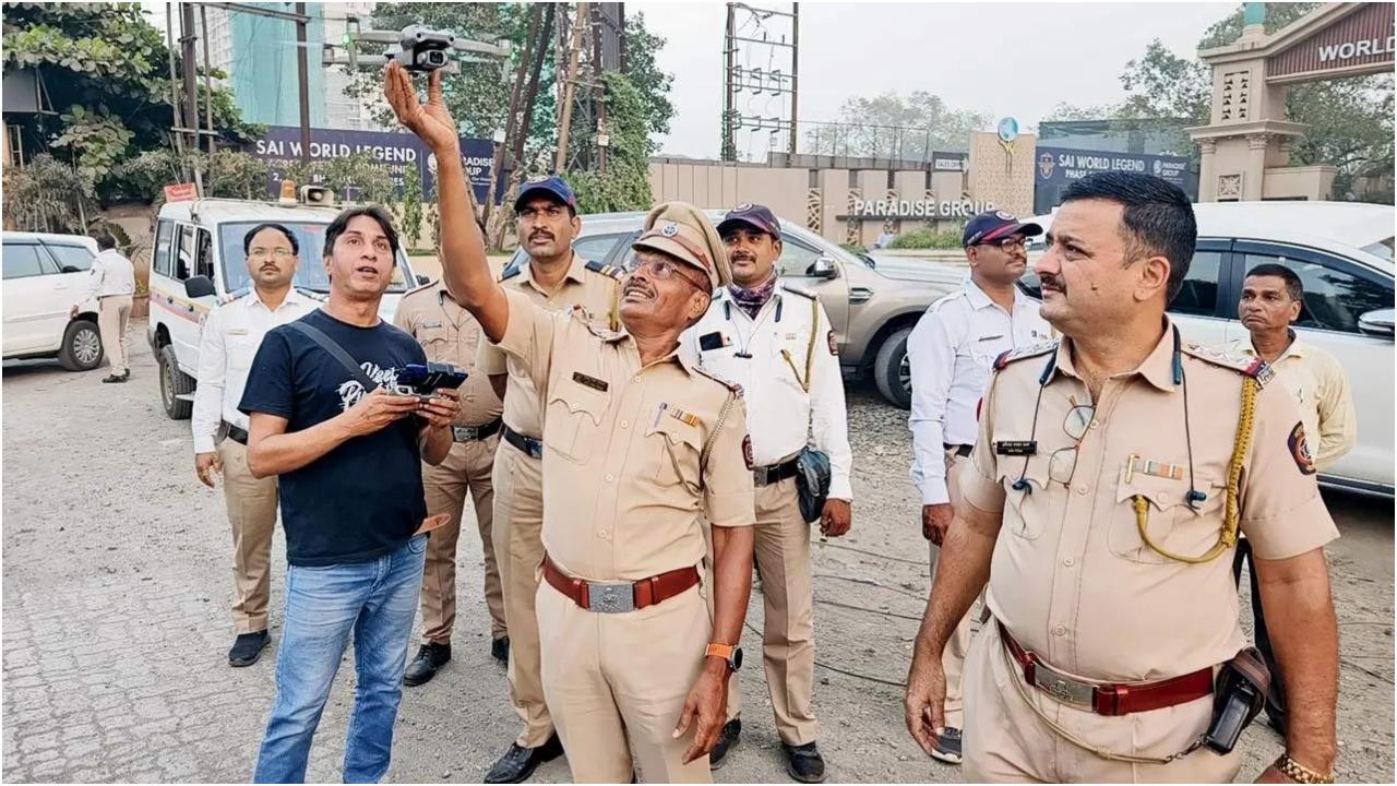 उल्हासनगर के पुलिस अधिकारी ड्रोन की जांच करते हुए। तस्वीरें/नवनीत बरहाटे