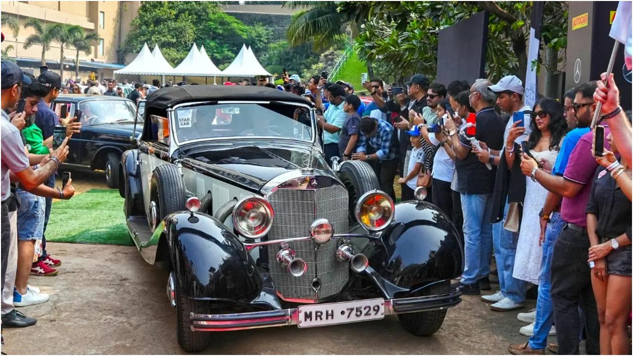 ब्रूनो सैको क्लास ने दिग्गज इतालवी डिजाइनर को श्रद्धांजलि दी, उनकी कालातीत रचनाओं पर प्रकाश डाला. यह क्लास डिजाइन उत्कृष्टता का उत्सव था, जिसमें सैको के दूरदर्शी स्पर्श वाले प्रतिष्ठित मॉडल शामिल थे, जो उत्साही लोगों को मर्सिडीज-बेंज सौंदर्यशास्त्र पर उनके परिवर्तनकारी प्रभाव की याद दिलाते थे. इसमें पहली पीढ़ी की SLK, प्रसिद्ध G-Wagen और कालातीत SEC (C126) S-क्लास कूप शामिल हैं, जिसे बड़े पैमाने पर उनके सबसे महान कार्यों में से एक माना जाता है. फोटो में, सुपरचार्ज्ड मर्सिडीज-बेंज 500K को रैली के लिए रवाना किया गया है. 