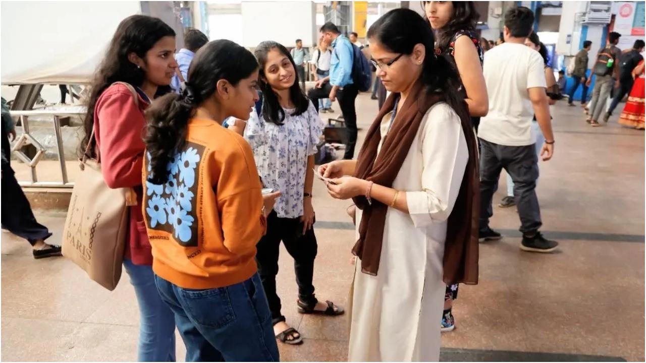 पश्चिम रेलवे ने सघन टिकट जांच अभियान चलाया। तस्वीर/पश्चिमी रेलवे