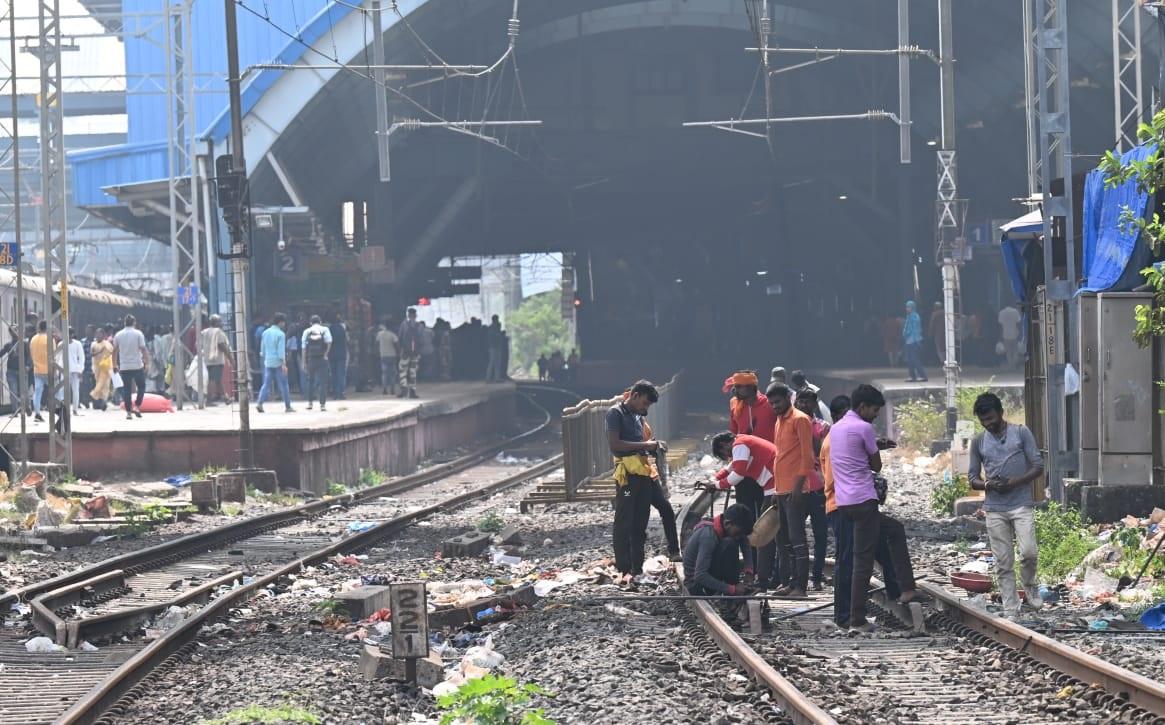 यह स्टेशन मुंबई उपनगरीय रेल की पश्चिमी लाइन पर एक महत्वपूर्ण स्टेशन है, जिसका उद्घाटन 2016 में हुआ था. 