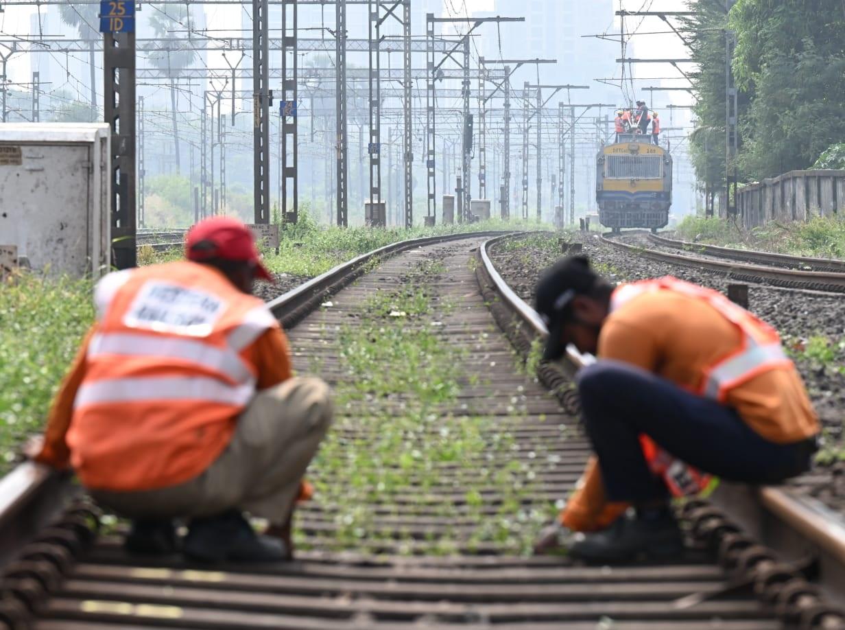 पश्चिमी रेलवे नियमित रूप से ऐसे रखरखाव कार्य करता है ताकि रेल नेटवर्क की सुरक्षा और दक्षता सुनिश्चित की जा सके. 