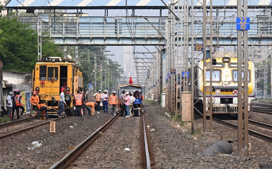 इस जंबो ब्लॉक के कारण माहिम और गोरेगांव के बीच हार्बर लाइन की ट्रेन सेवाएं प्रभावित रहीं. 