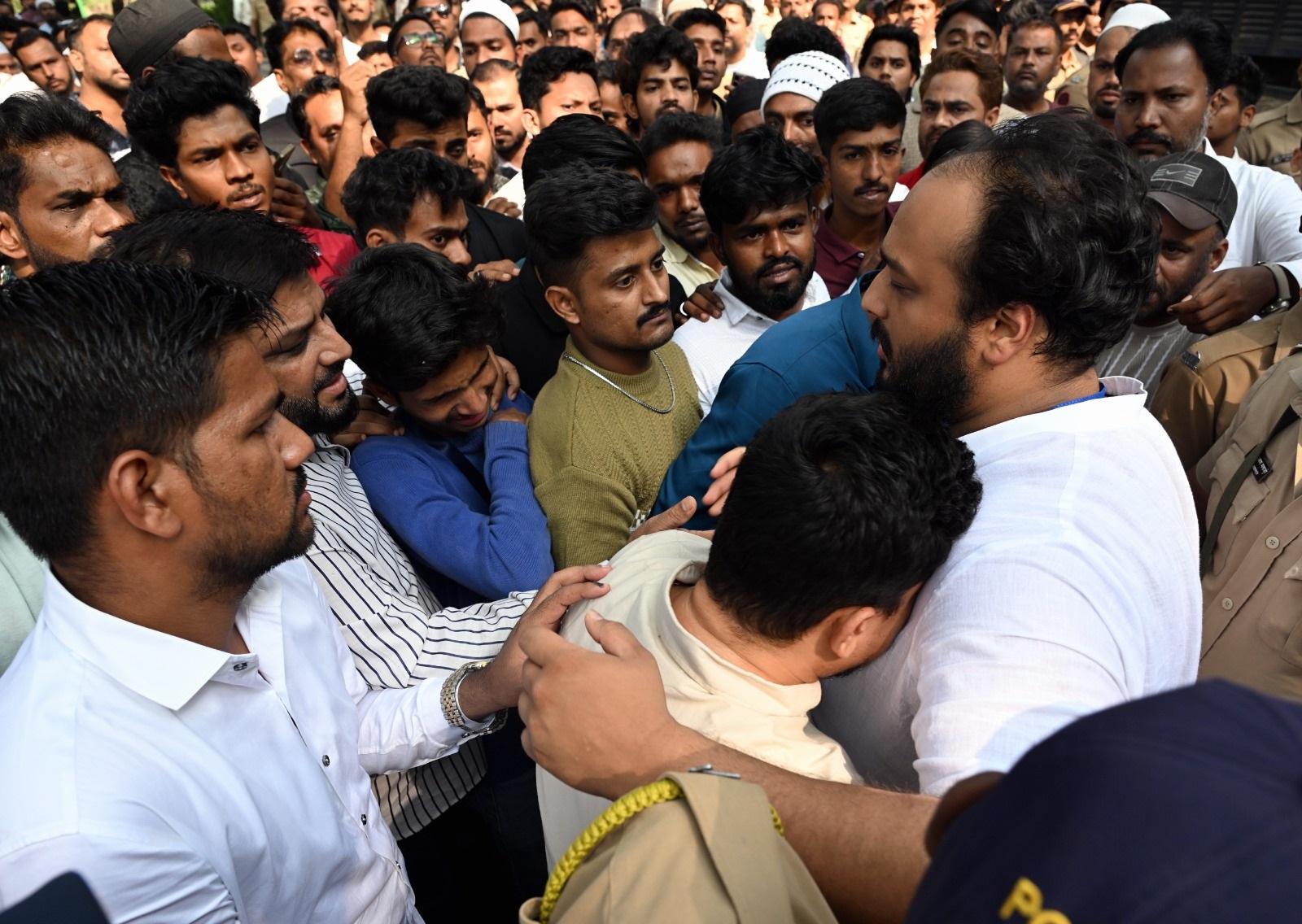 बता दें, जीशान सिद्दीकी की हार बांद्रा और आसपास के इलाकों की राजनीति पर स्पष्ट रूप से दिखेगा. शिवसेना (यूबीटी) ने यह साबित कर दिया कि उनकी जमीनी पकड़ और जनाधार अभी भी मजबूत है. 