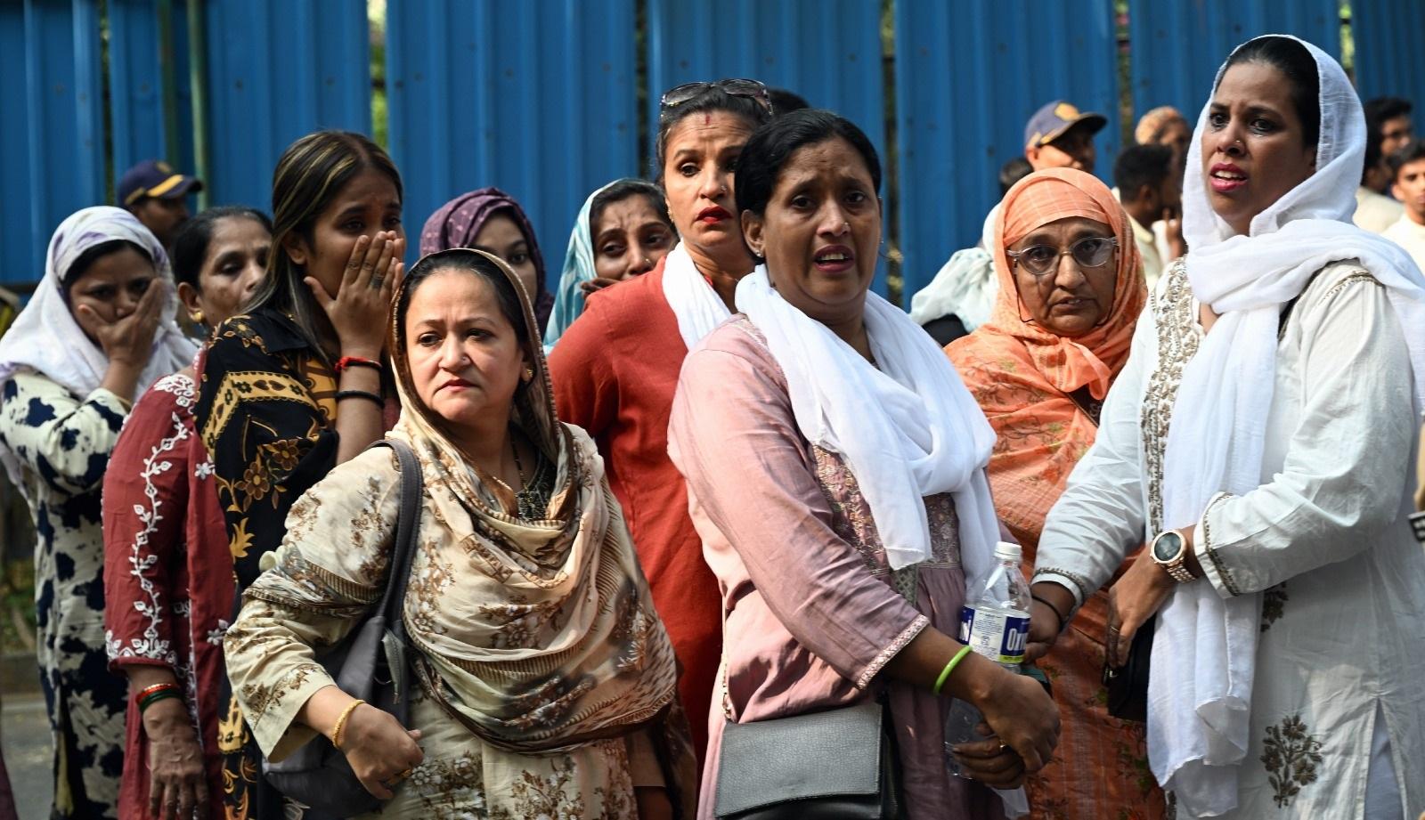 समर्थक अपने नेता के हारने से इतने आहत थे कि कुछ लोग सार्वजनिक रूप से रोते नजर आए. 