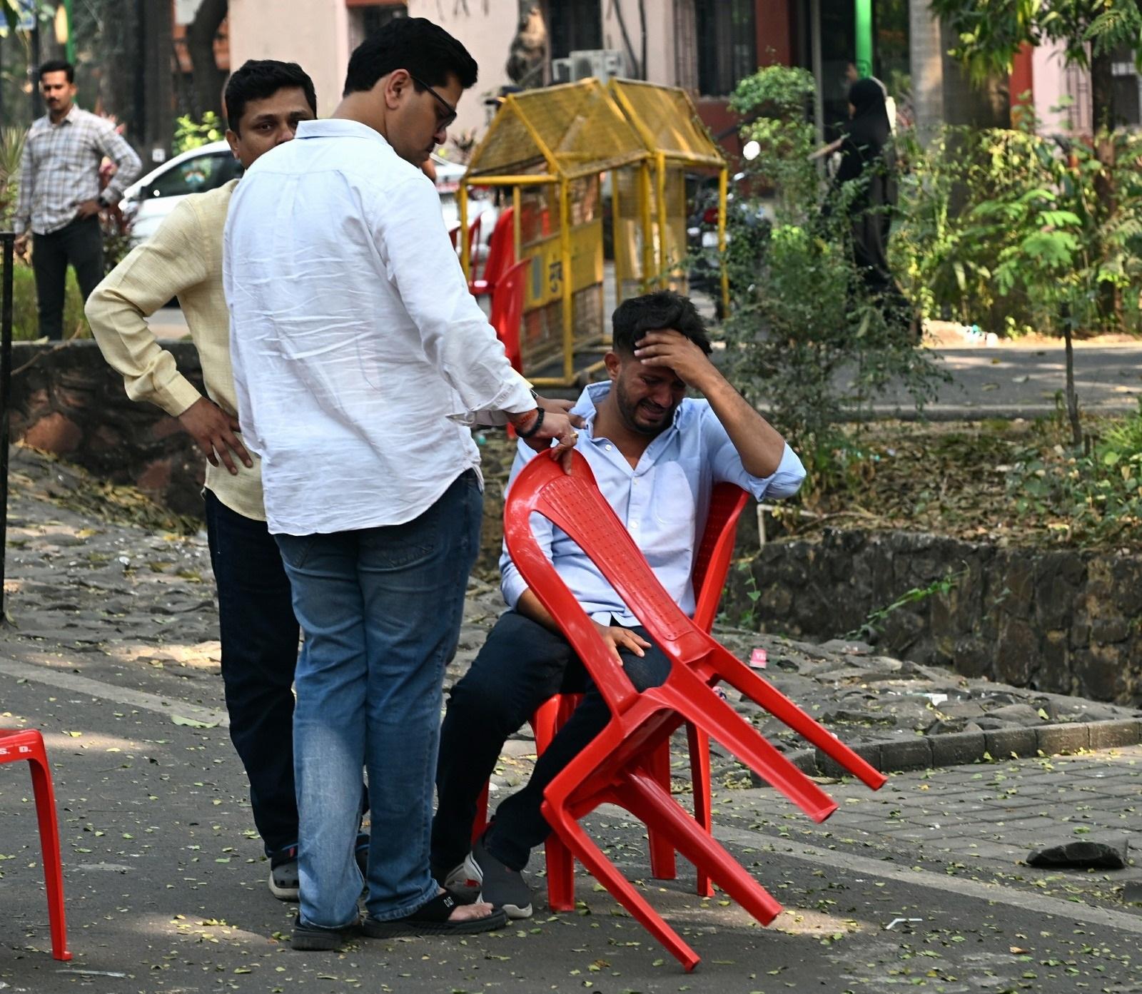 चुनाव परिणाम घोषित होने के बाद सिद्दीकी के कई समर्थक भावुक हो गए और उनकी आंखों से आंसू छलक पड़े. 