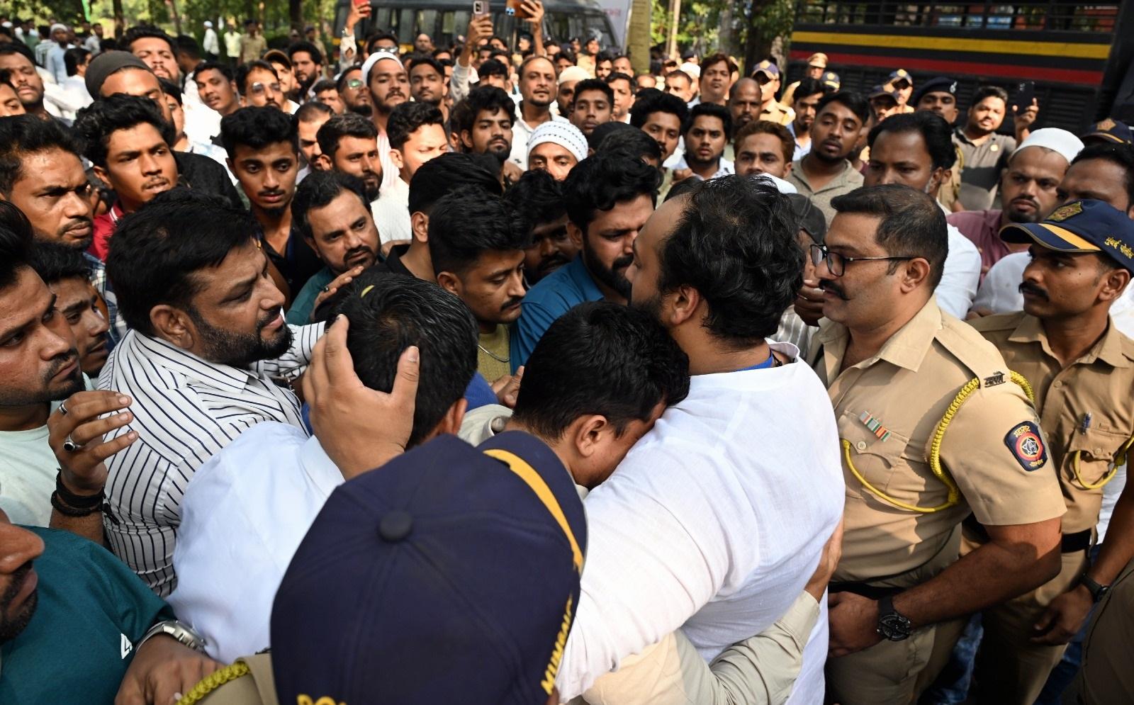 जीशान सिद्दीकी ने अपने क्षेत्र में काफी मेहनत की और युवा वोटरों के बीच अपनी पहचान मजबूत करने की कोशिश की. 