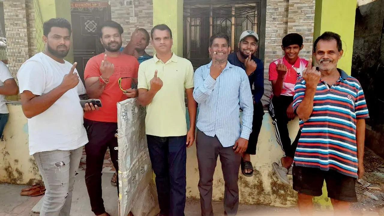 हनुमान नगर ट्रांजिट कैंप स्थित जिला परिषद विद्यालय में जहां चार बूथ बनाये गये थे.