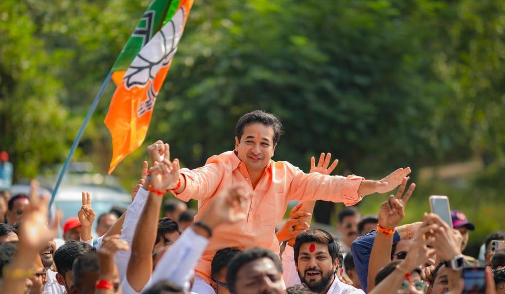चुनाव परिणामों के दौरान आठवें राउंड की समाप्ति पर ही नितेश राणे को 20,000 से अधिक वोटों की बढ़त मिल चुकी थी. 