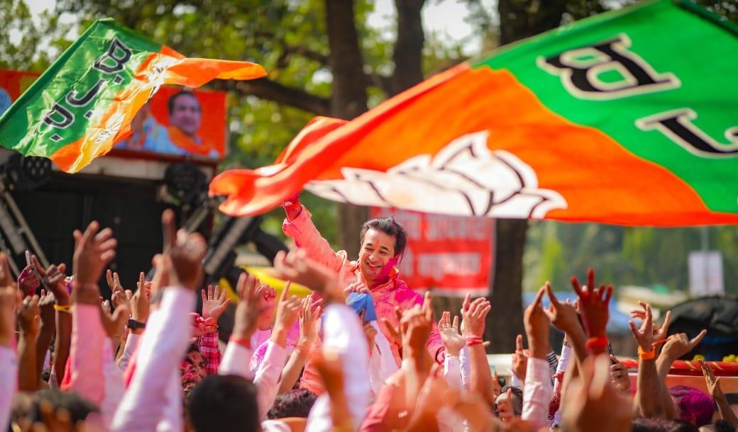 जैसे-जैसे मतगणना आगे बढ़ी, यह बढ़त बढ़कर 58,000 से अधिक हो गई. राणे ने आत्मविश्वास जताते हुए कहा कि 24वें राउंड तक यह बढ़त 60,000 से कम नहीं होगी. उन्होंने इसे सिंधुदुर्ग जिले में महायुति की ताकत का प्रमाण बताया.