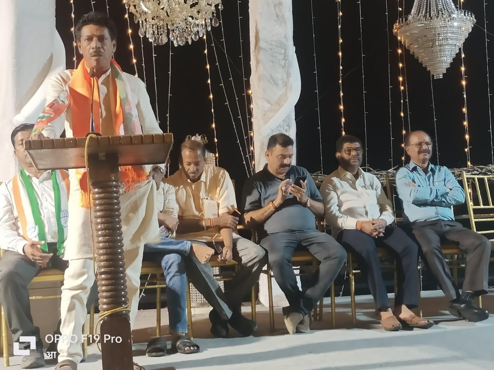 पाटील की यह लोकप्रियता उनके चुनावी अभियान को बल दे रही है. साथ ही, गठबंधन के चलते उन्हें शिवसेना (उद्धव बालासाहेब ठाकरे गुट) का समर्थन भी प्राप्त हो रहा है,