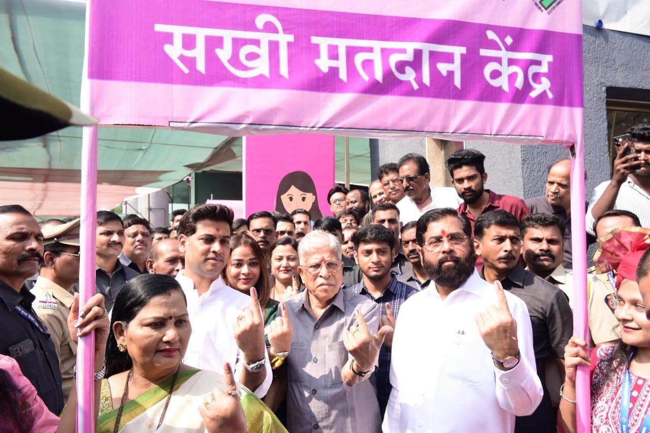 महाराष्ट्र के सीएम एकनाथ शिंदे ने कोपरी पंचपाखड़ी निर्वाचन क्षेत्र में मतदान किया और लोकतंत्र में भागीदारी का संदेश दिया.