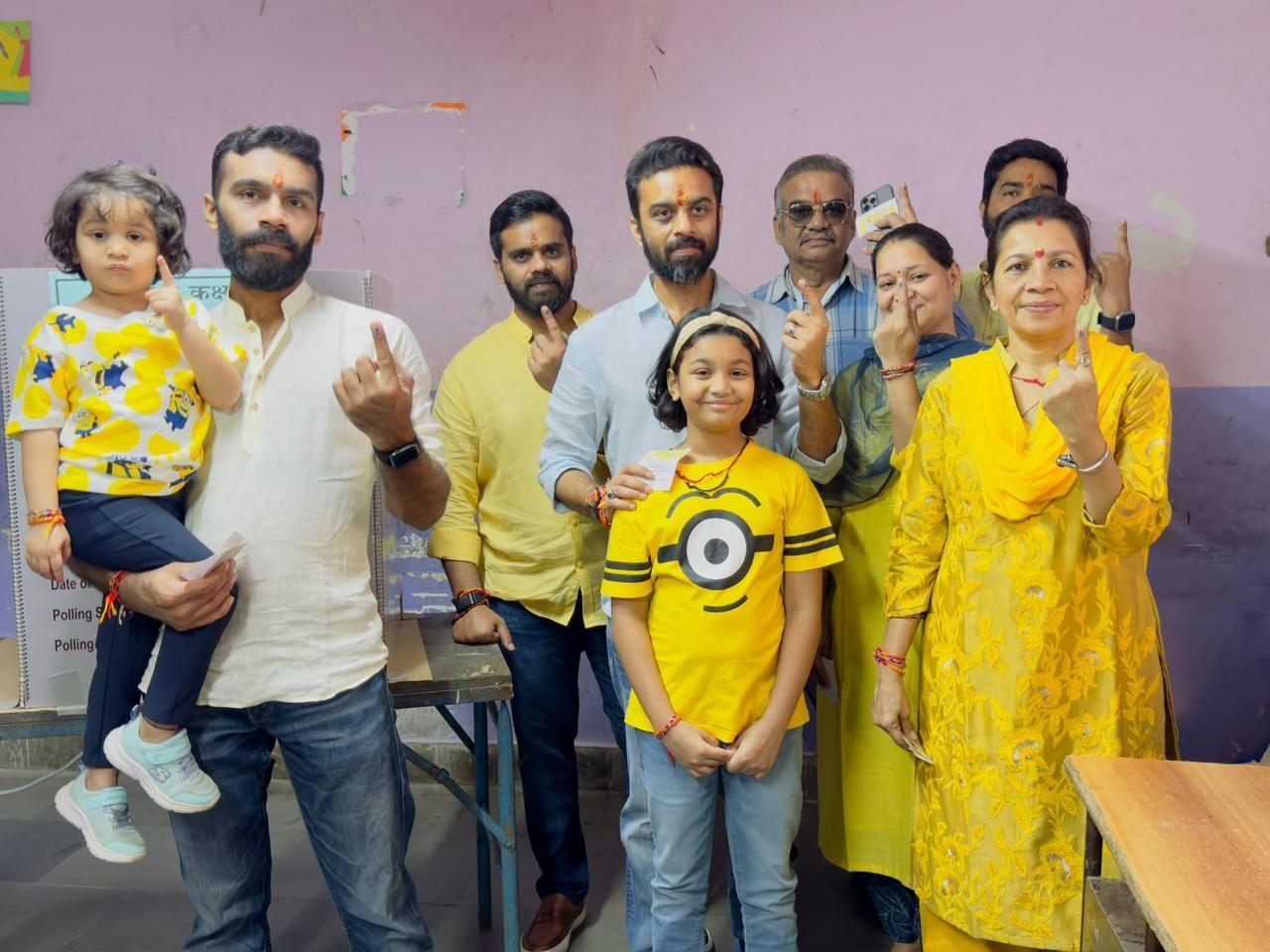 वसई विधायक हितेंद्र ठाकुर ने अपने परिवार के साथ मतदान किया, लोकतंत्र में सक्रिय भागीदारी का संदेश दिया.