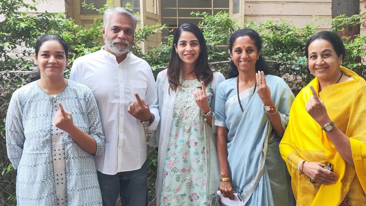 एनसीपी-एससीपी सांसद सुप्रिया सुले ने परिवार संग महाराष्ट्र चुनाव 2024 में मतदान कर स्याही लगी उंगलियां दिखाते हुए लोकतंत्र में भागीदारी का संदेश दिया. 