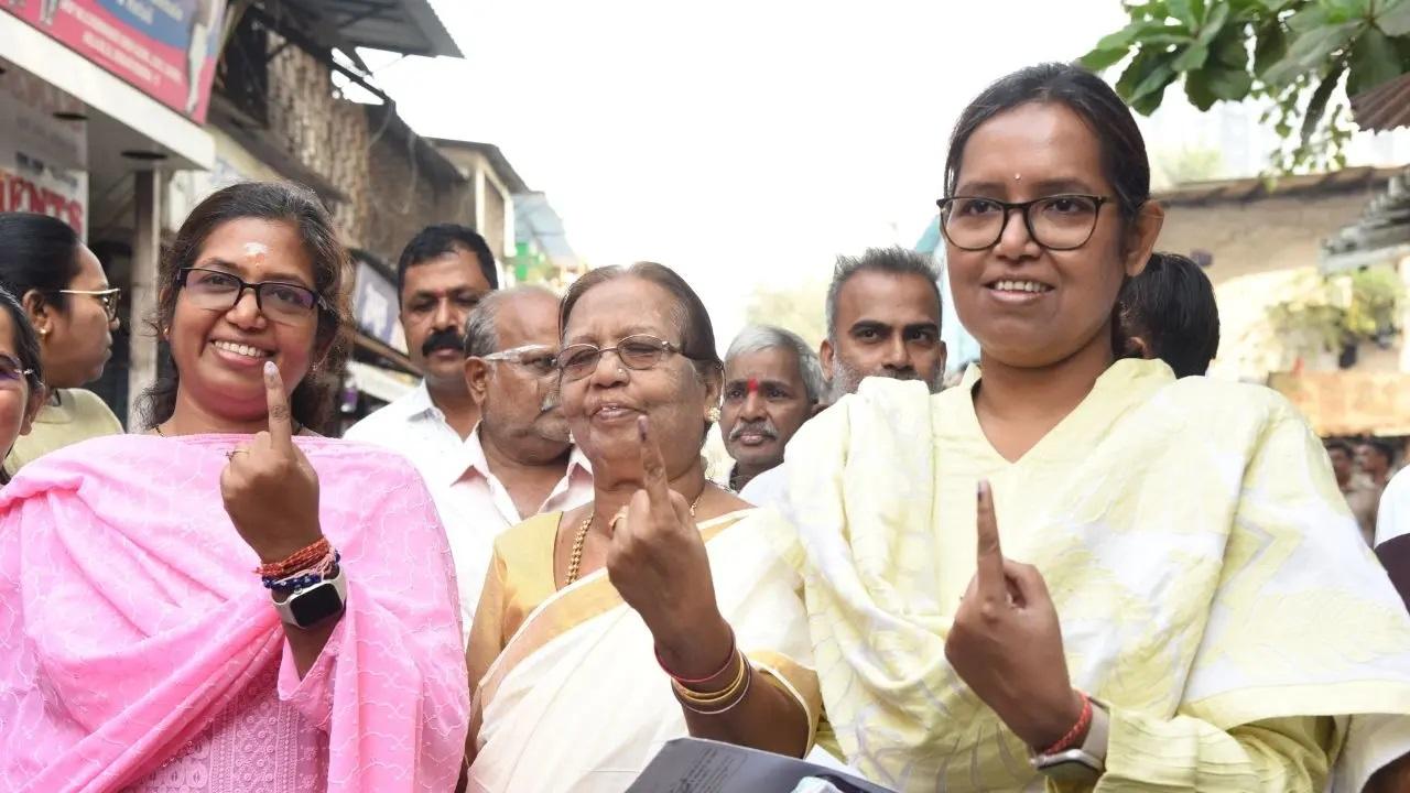 सांसद वर्षा गायकवाड़ और उनकी बहन डॉ. ज्योति एकनाथ गायकवाड़, जो धारावी विधानसभा क्षेत्र से एमवीए उम्मीदवार हैं, ने धारावी स्थित बीएमसी स्कूल में मतदान किया.