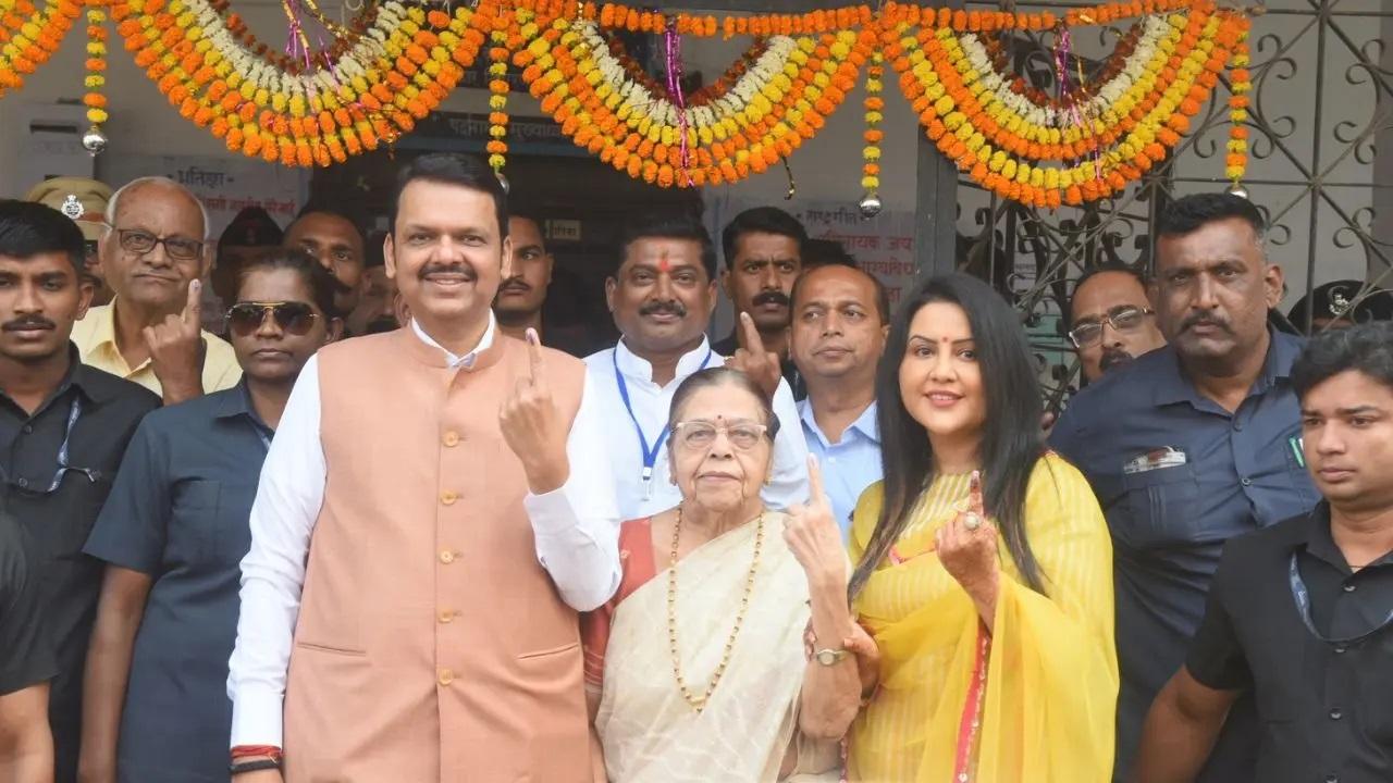 महाराष्ट्र के उपमुख्यमंत्री और नागपुर दक्षिण-पश्चिम से भाजपा उम्मीदवार देवेंद्र फडणवीस ने अपनी पत्नी अमृता फडणवीस और मां सरिता फडणवीस के साथ नागपुर के एक मतदान केंद्र पर मतदान किया.