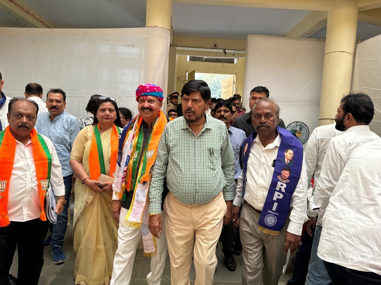 अंतिम नामांकन के साथ ही अब सभी राजनीतिक दल चुनाव प्रचार में पूरी तरह जुट गए हैं. अब देखना होगा कि जनता किस गठबंधन और किस उम्मीदवार पर अपना विश्वास जताती है, और महाराष्ट्र में अगली सरकार किसकी बनती है.