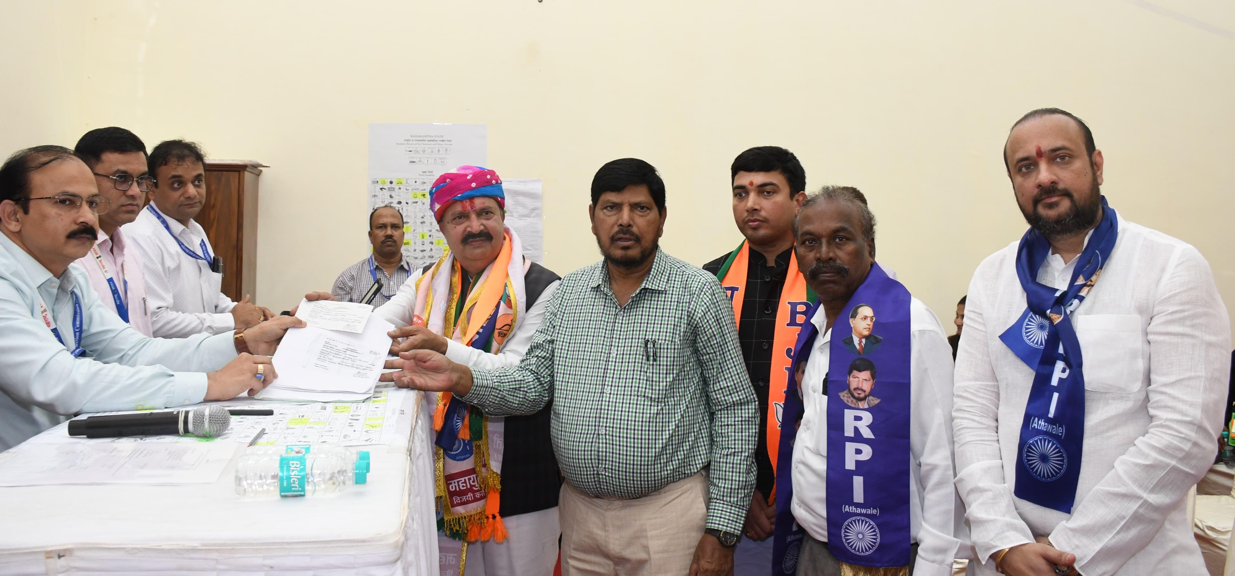 इस बार के चुनाव में महायुती के द्वारा विभिन्न समुदायों के समर्थन को जुटाने का प्रयास किया जा रहा है, जिसमें रिपब्लिकन पार्टी की भूमिका भी महत्वपूर्ण है. 