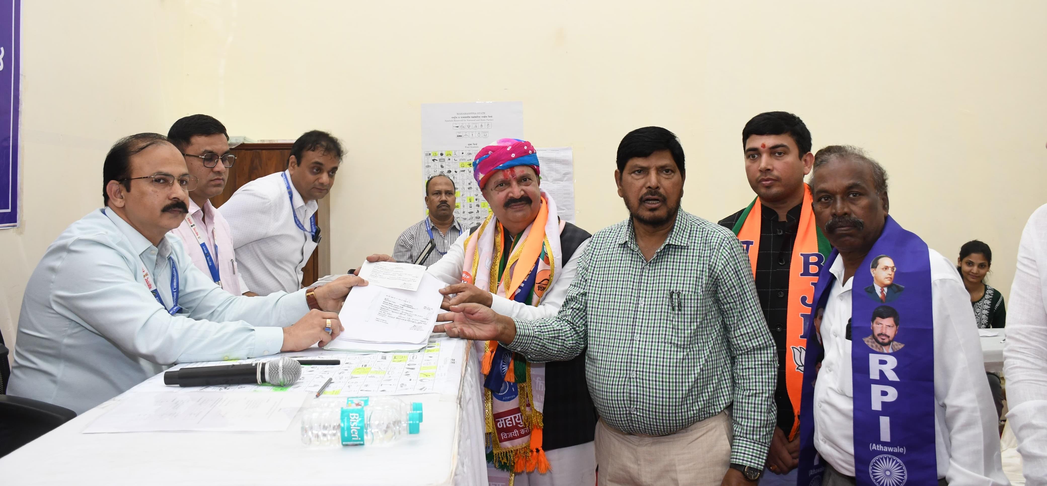 महायुती और महाविकास आघाड़ी के बीच इस चुनाव में कांटे की टक्कर होने की संभावना है. जहां एक ओर महायुती ने भाजपा और शिवसेना के साथ रिपब्लिकन पार्टी को भी गठबंधन में शामिल किया है, 