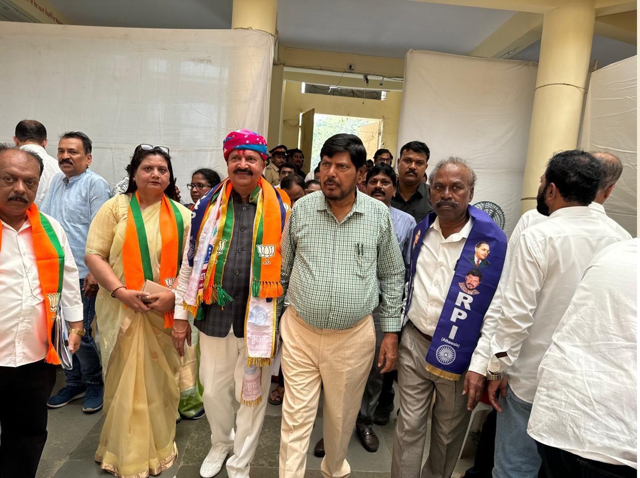 इस चुनाव में सभी पार्टियां अपनी ओर से उम्मीदवारों को मैदान में उतार रही हैं और अंतिम दिन तक प्रत्याशियों की सूची जारी की जा रही थी. महायुती (भाजपा, शिवसेना, रिपब्लिकन पार्टी) और महाविकास आघाड़ी के बीच मुकाबला दिलचस्प होता जा रहा है, और दोनों गठबंधनों ने अपने-अपने उम्मीदवारों की सूची पर आखिरी समय तक काम किया.