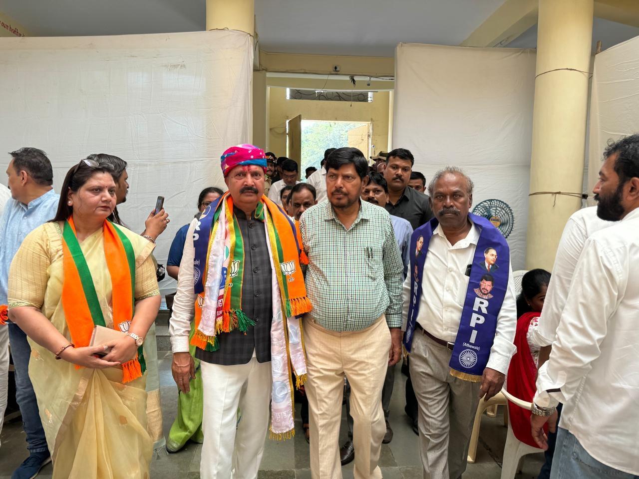 वहीं दूसरी ओर महाविकास आघाड़ी ने कांग्रेस, एनसीपी और शिवसेना (उद्धव गुट) को साथ लाकर अपना गठबंधन मजबूत किया है. दोनों गठबंधनों ने प्रदेश के विभिन्न क्षेत्रों में अपने प्रभाव को बढ़ाने के लिए इस चुनाव में ताकत झोंक दी है.
