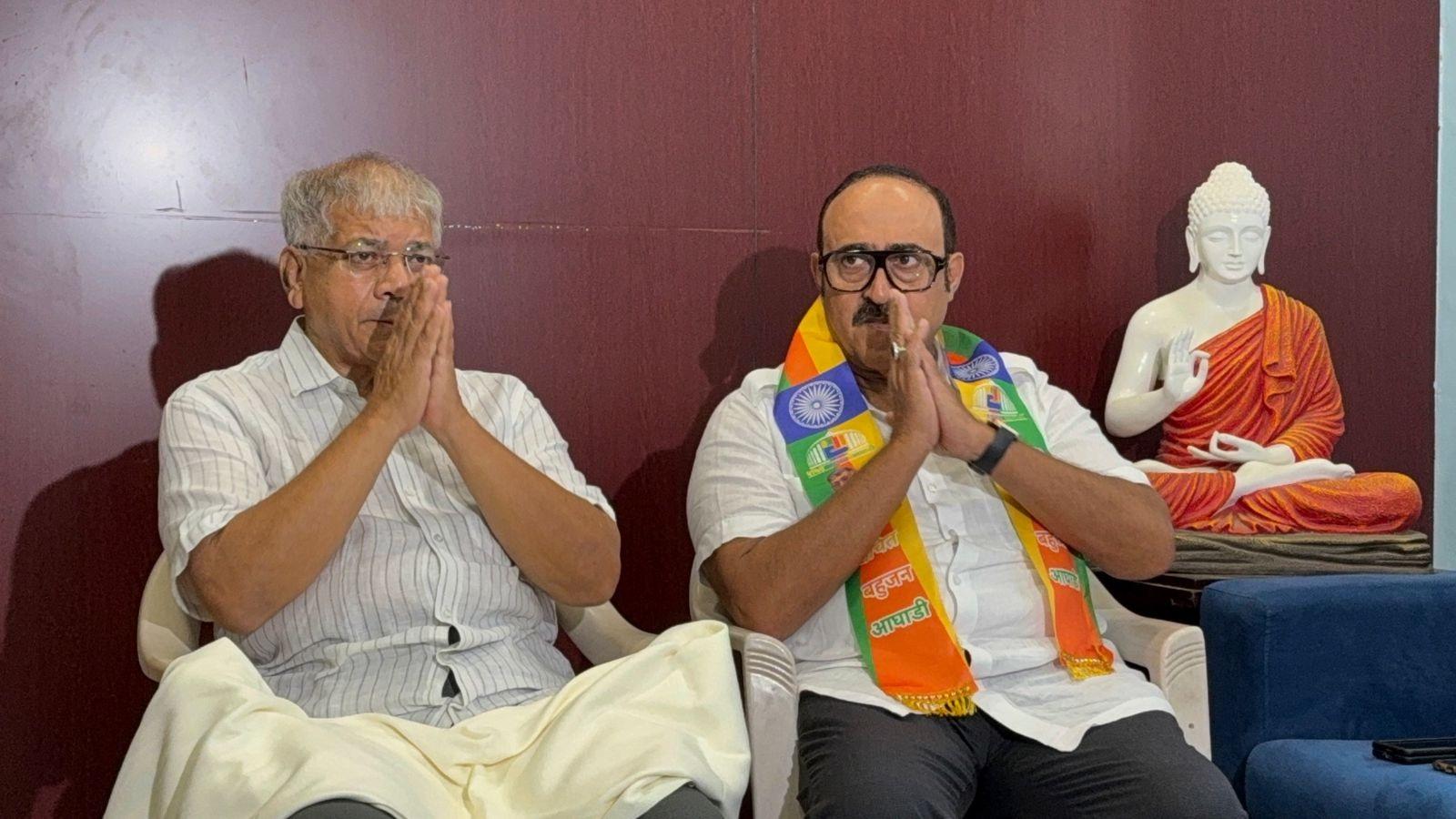 राजनीतिक गलियारों में इस कदम को लेकर चर्चाएं तेज हैं और आगामी चुनावों में इसका क्या प्रभाव पड़ेगा, यह देखना दिलचस्प होगा. अनीस अहमद का वीबीए में शामिल होना इस बात का संकेत है कि महाराष्ट्र की राजनीति में दल बदल का दौर अभी जारी रहेगा और चुनावी माहौल में नए मोड़ आ सकते हैं.