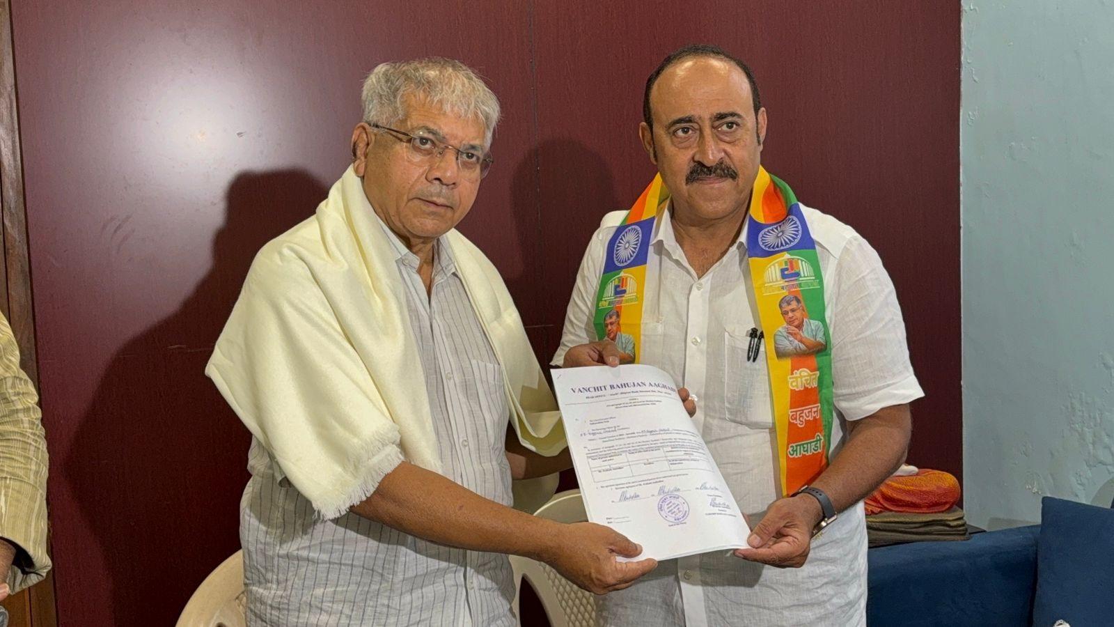 कांग्रेस पार्टी के लिए यह एक बड़ा झटका माना जा रहा है, क्योंकि अनीस अहमद एक अनुभवी नेता हैं और उन्होंने पार्टी में कई महत्वपूर्ण पदों पर काम किया है. उनके इस कदम के बाद कांग्रेस में हलचल मच गई है, और पार्टी को नागपुर क्षेत्र में नए रणनीतियों पर विचार करना पड़ेगा.