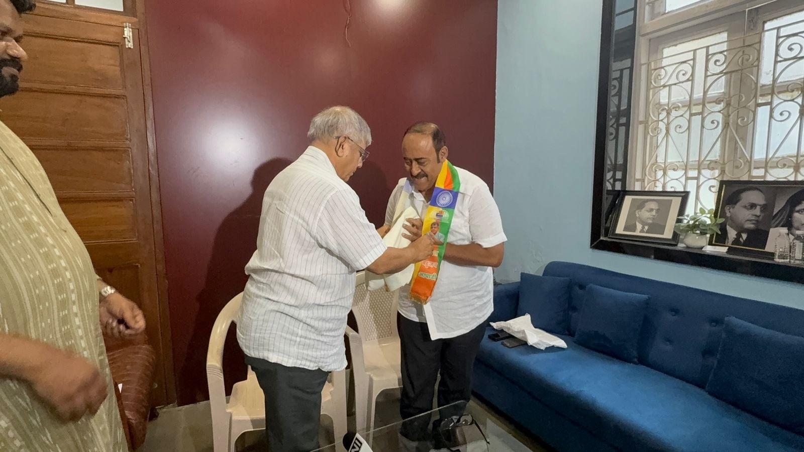 उन्होंने कहा कि वंचित बहुजन अघाड़ी की नीतियां और समाज के पिछड़े वर्गों के लिए किए जा रहे प्रयास उन्हें बेहद प्रेरणादायक लगे. उनके अनुसार, वीबीए एक ऐसी पार्टी है जो समाज के सभी वर्गों को न्याय और समानता दिलाने के लिए तत्पर है.