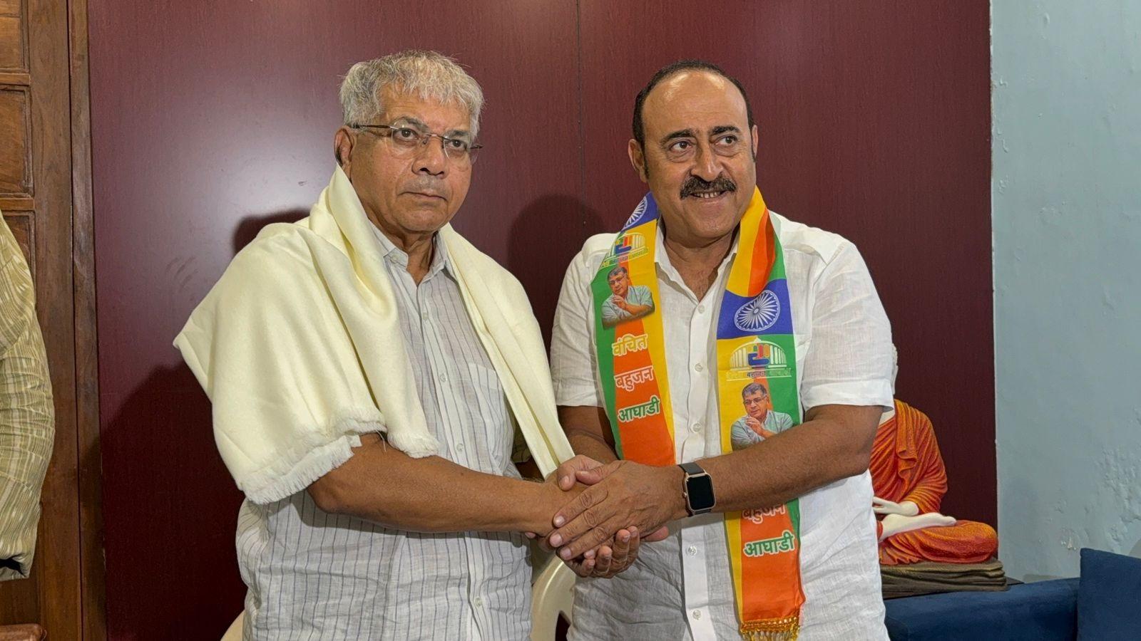 अनीस अहमद का यह कदम आगामी विधानसभा चुनावों के समीकरण को बदल सकता है. प्राप्त जानकारी के अनुसार, वे नागपुर मध्य विधानसभा सीट से वंचित बहुजन अघाड़ी के उम्मीदवार के रूप में चुनाव लड़ेंगे.