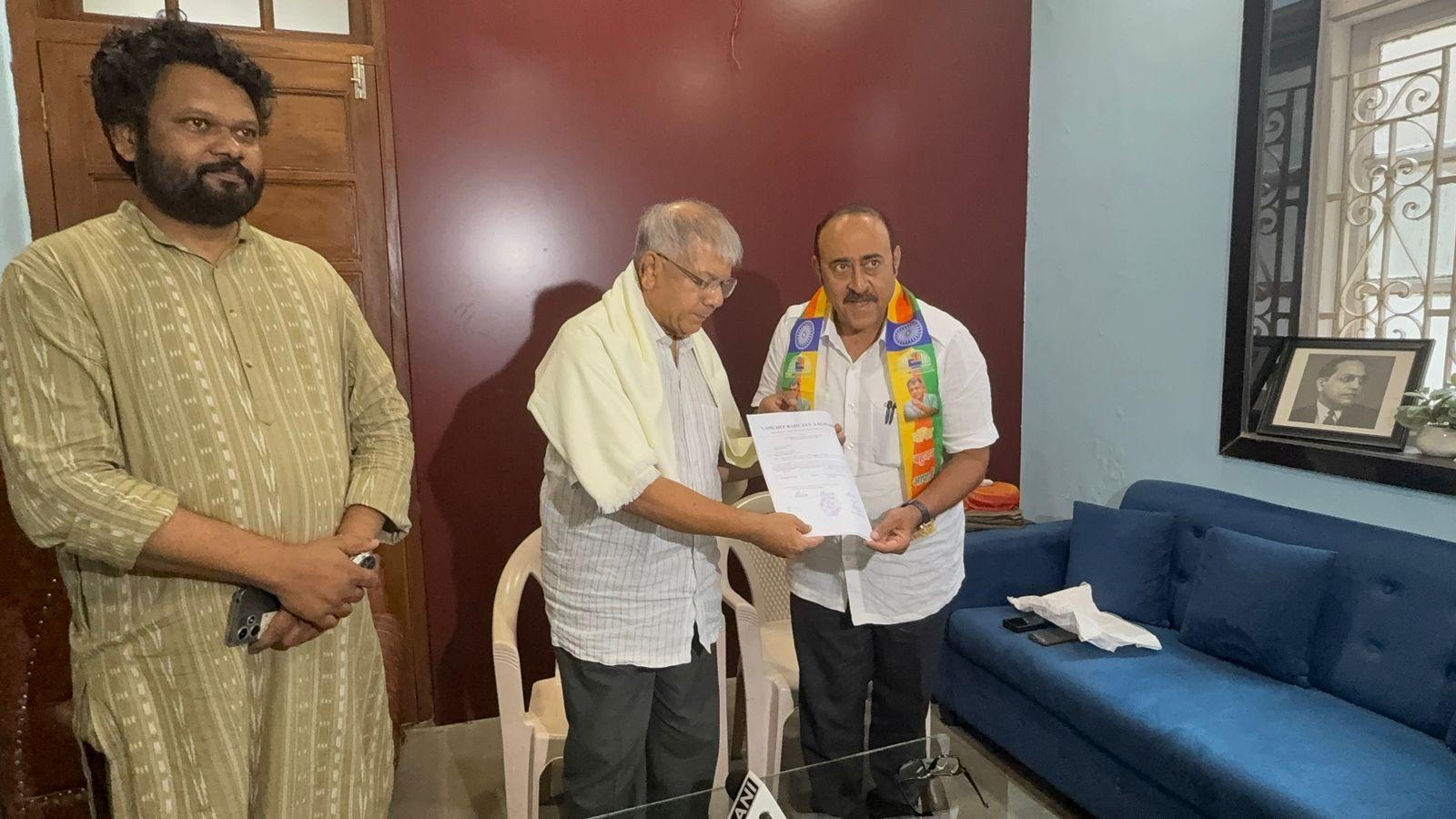इस घटनाक्रम ने नागपुर क्षेत्र के चुनावी माहौल को गर्मा दिया है. राजनीतिक विशेषज्ञों का मानना है कि अनीस अहमद के वीबीए में शामिल होने से नागपुर में कांग्रेस के वोट बैंक पर असर पड़ सकता है, और यह चुनावी समीकरणों में बड़ा बदलाव ला सकता है.