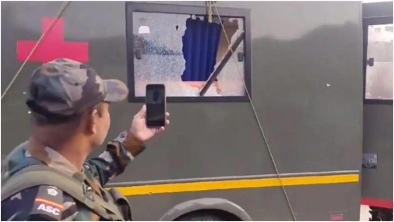 अखनूर सेक्टर के खोर बटाल इलाके में आतंकवादियों द्वारा गोलीबारी की शिकार हुई एम्बुलेंस की तस्वीर लेता सेना का एक जवान. (तस्वीर/पीटीआई)