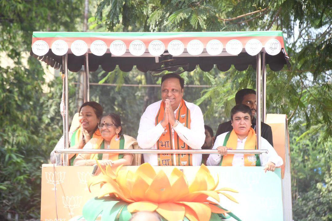 उन्होंने चुनाव की तैयारियों की समीक्षा की और सभी से चुनाव में सहयोग करने की बात की. 