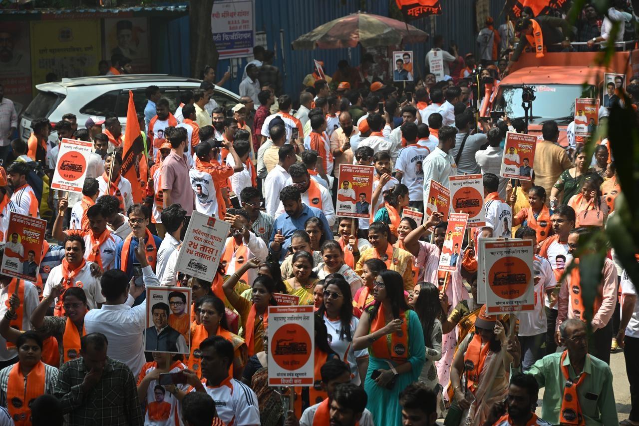 इसके बाद अविनाश जाधव ने ठाणे कलक्ट्रेट में चुनाव रिटर्निंग ऑफिसर उर्मिला पाटिल को अपनी उम्मीदवारी का फॉर्म राज ठाकरे की उपस्थिति में जमा किया. 