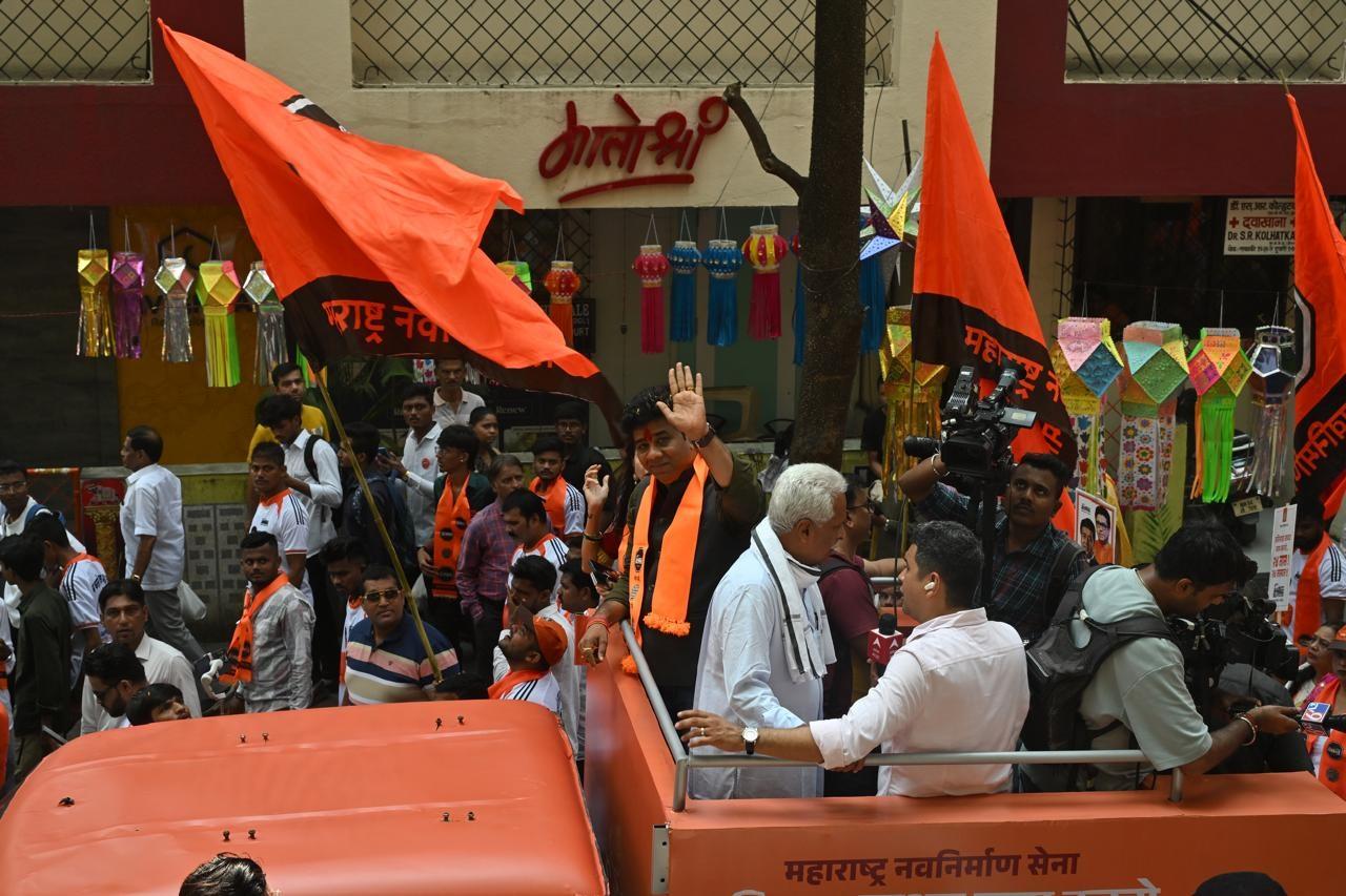 मनसे के नासिक के नेता प्रकाश महाजन, ठाणे शहर अध्यक्ष रवींद्र मोरे, अविनाश जाधव की पत्नी सोनल जाधव, और अन्य प्रमुख पदाधिकारी इस जुलूस में शामिल थे.