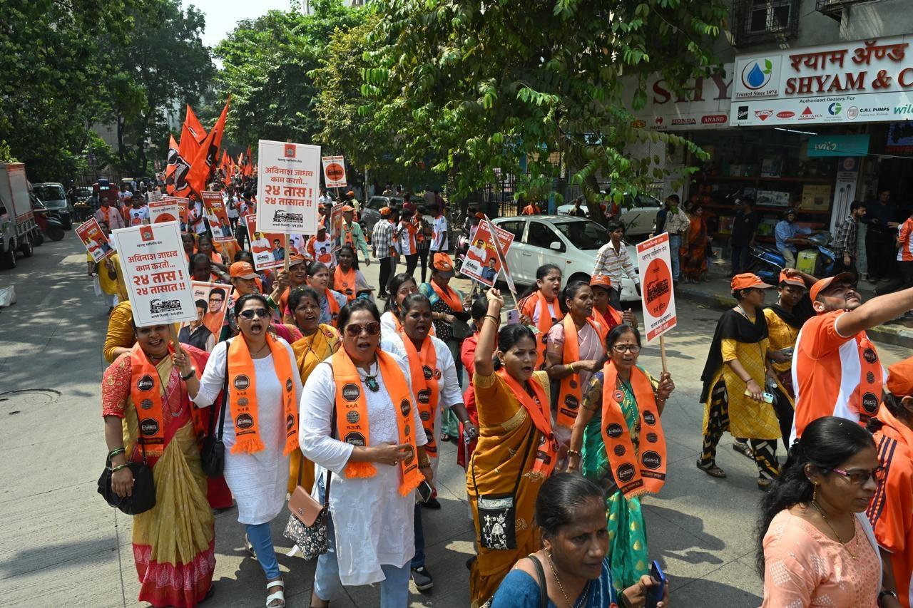 अविनाश जाधव ने अपने भाषण में विश्वास जताया कि वह ठाणे के नागरिकों के विश्वास के साथ यह चुनाव लड़ रहे हैं और उन्हें जनता का आशीर्वाद जरूर मिलेगा. जुलूस की शुरुआत नौपाड़ा स्थित महाराष्ट्र नवनिर्माण सेना के केंद्रीय कार्यालय से हुई. यह जुलूस राम मारुति रोड और दगडी स्कूल होते हुए ठाणे कलक्ट्रेट की ओर बढ़ा. 