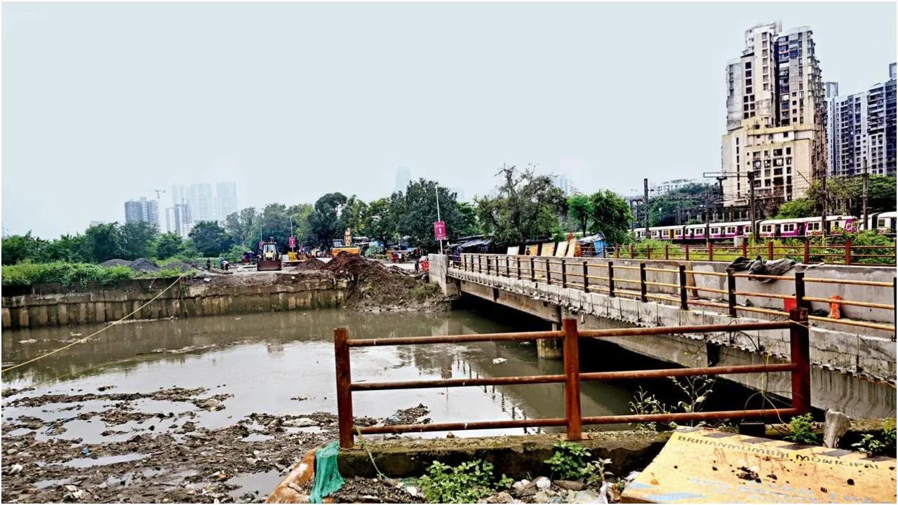 भांडुप और नाहुर रेलवे स्टेशनों के बीच का नाला, जिसे पिछले गुरुवार को चौड़ा किया गया. तस्वीर/सैय्यद समीर अबेदी