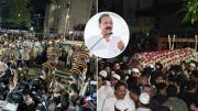 अंतिम संस्कार में डिप्टी सीएम अजित पवार, केंद्रीय मंत्री रामदास अठावले, छगन भुजबल, और प्रफुल पटेल जैसी प्रमुख हस्तियां भी बाबा सिद्दीकी को विदाई देने के लिए उपस्थित थे.