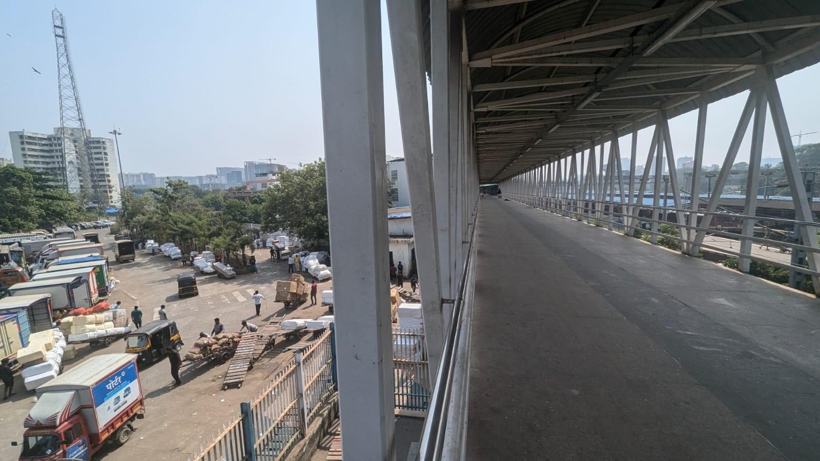 स्काईवॉक सील होने के कारण यात्रियों को इसे उपयोग करने में असुविधा होती है. इसका सीधा प्रभाव लोगों की यात्रा के समय और सुरक्षा पर पड़ता है, क्योंकि उन्हें वैकल्पिक रास्तों का उपयोग करना पड़ता है, जो अधिक समय लेते हैं और कम सुरक्षित भी हैं. 