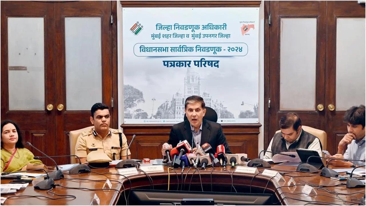 नगर निगम आयुक्त भूषण गगरानी महाराष्ट्र विधानसभा चुनाव की तैयारियों के बारे में मीडिया को जानकारी देते हुए. फोटो/अतुल कांबले