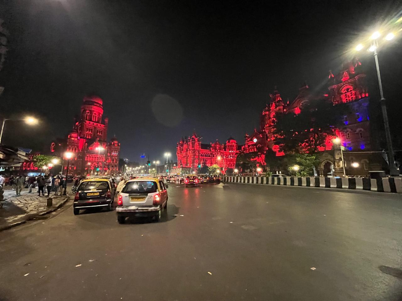 लाल रंग की रोशनी में नहाया हुआ सीएसएमटी और बीएमसी मुख्यालय, रात के समय में विशेष रूप से ध्यान आकर्षित करते हैं.