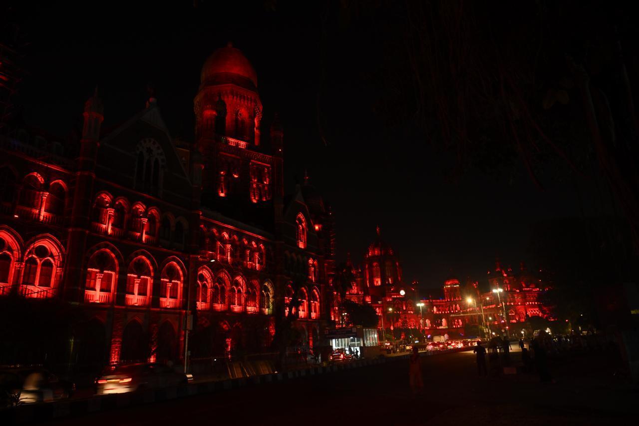सीएसएमटी, जो अपनी विक्टोरियन गोथिक वास्तुकला के लिए मशहूर है, लाल रंग की रोशनी में एक अद्वितीय दृश्य प्रस्तुत करता है. 