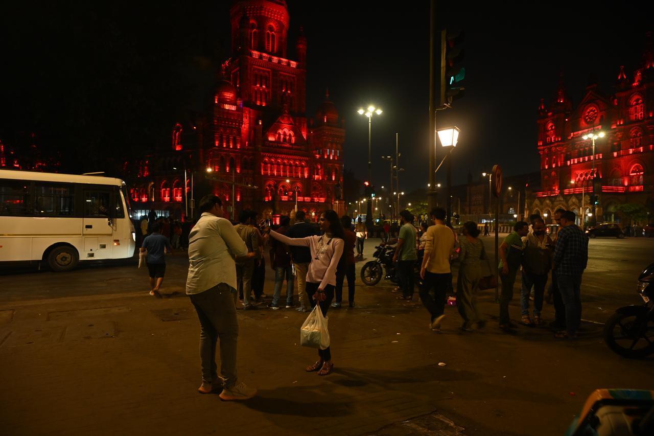 इसी प्रकार, बीएमसी मुख्यालय, जो एक ऐतिहासिक इमारत है, लाल रंग की लाइटिंग में किसी राजमहल से कम नहीं लगता. इन इमारतों की सजावट, दिवाली के पर्व की खुशी और उमंग को और भी बढ़ा देती है.