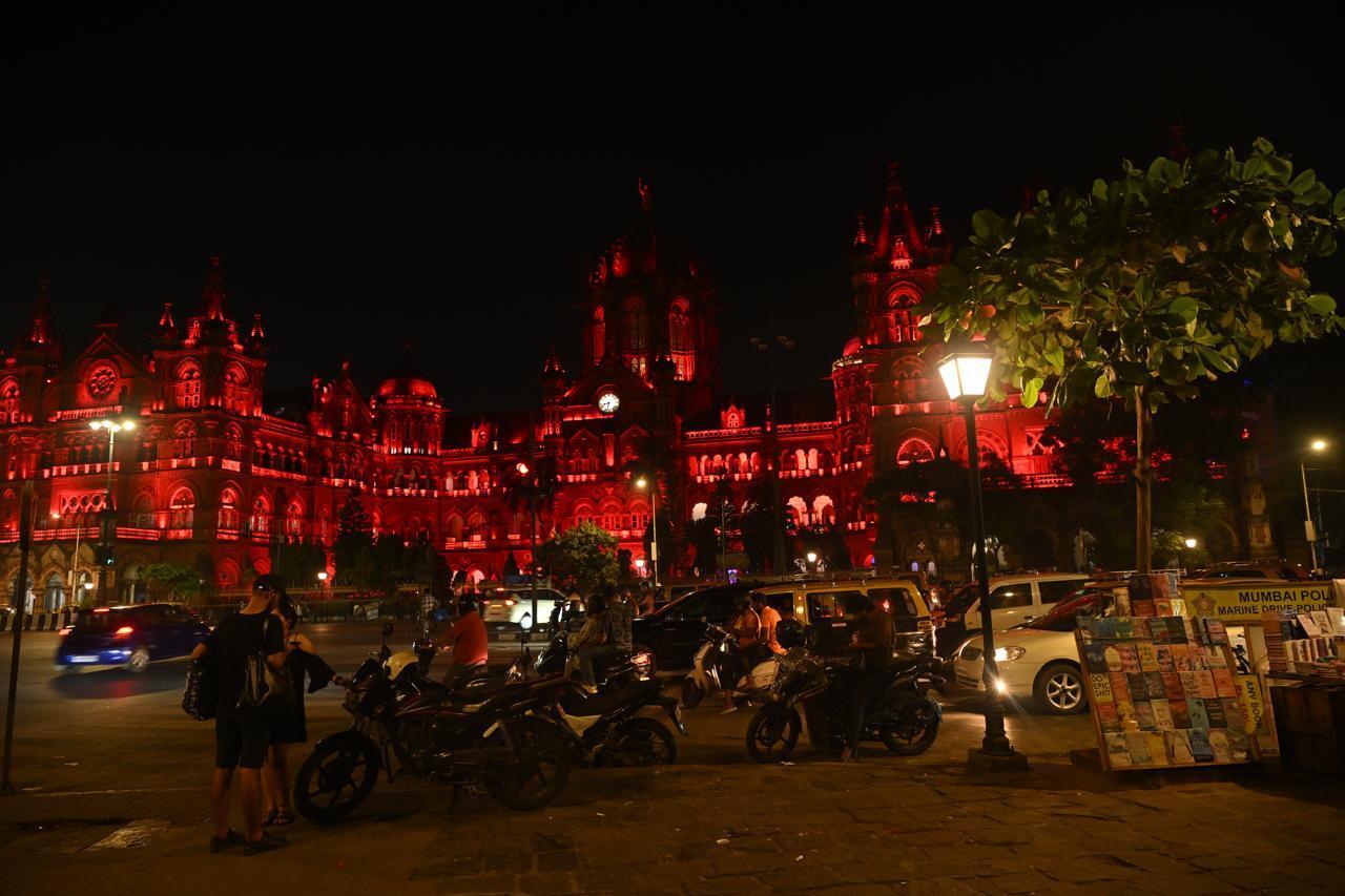 मुंबई में दिवाली का जश्न सिर्फ रोशनी तक सीमित नहीं रहता. यहां की गलियों और बाज़ारों में दीयों की रोशनी, रंगोली, पटाखों की आवाज़ और मिठाइयों की खुशबू सब कुछ इस पर्व की भव्यता को दर्शाते हैं.