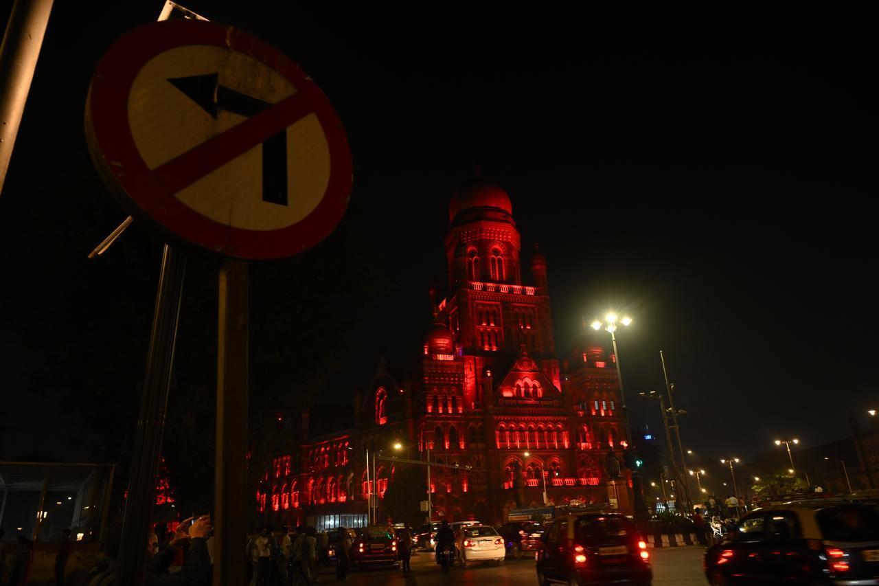 इसकी वास्तुकला और नक्काशी, रोशनी में और भी अधिक चमक उठती है, जो आने वाले हर दर्शक को मंत्रमुग्ध कर देती है.