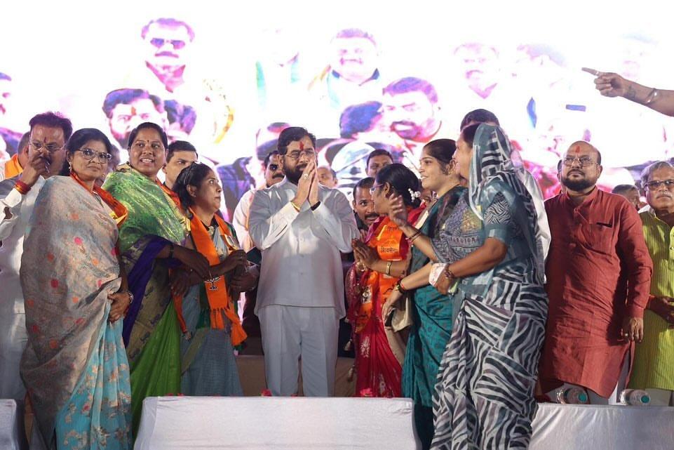 चंद्रकांत पाटिल के शिवसेना में शामिल होने के इस कदम से महायुति को एक नई मजबूती मिली है, और यह विधानसभा चुनाव से पहले महत्त्वपूर्ण साबित हो सकता है. 
