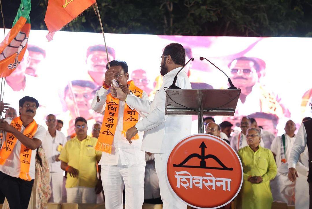 इस अवसर पर मुख्यमंत्री शिंदे ने चंद्रकांत पाटिल का स्वागत करते हुए उन्हें बालासाहेब ठाकरे का वफादार शिवसैनिक बताया. 