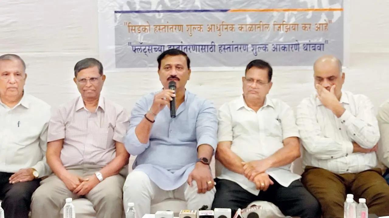 नवी मुंबई हाउसिंग फेडरेशन के सदस्यों ने CIDCO के फैसले का स्वागत किया. 